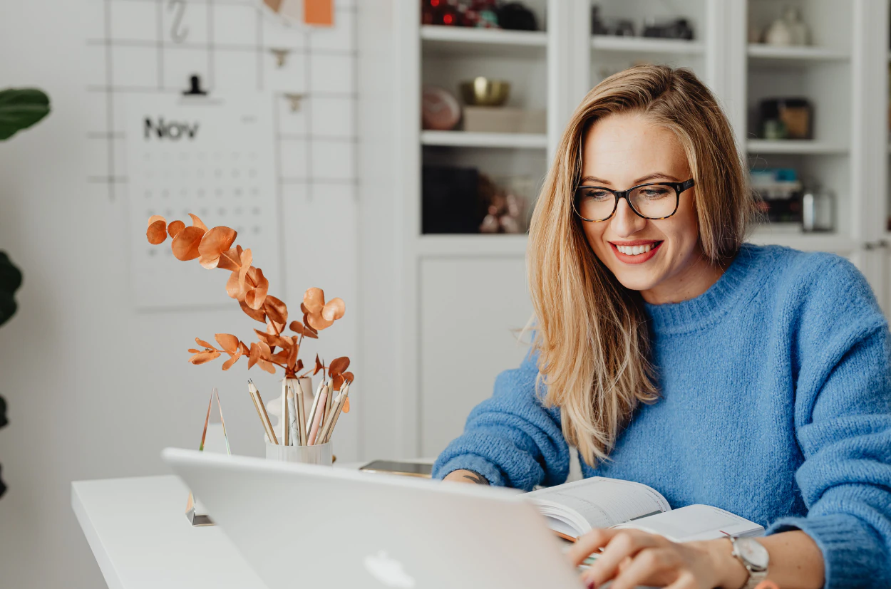 Entrepreneuse recherchant des mots-clés pour sa stratégie SEO