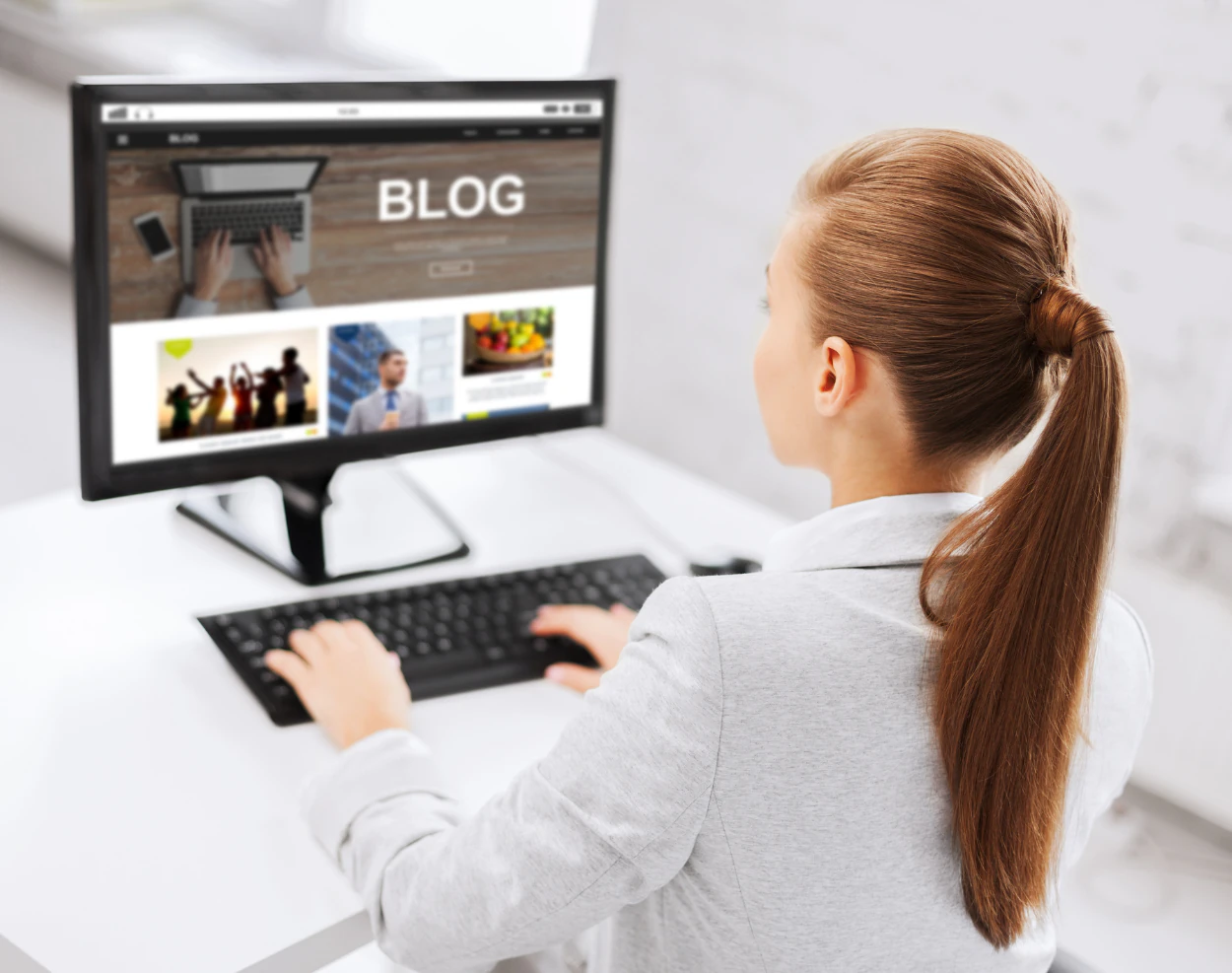 Femme entrepreneure travaillant sur la rédaction d'un article SEO pour le blog de son site