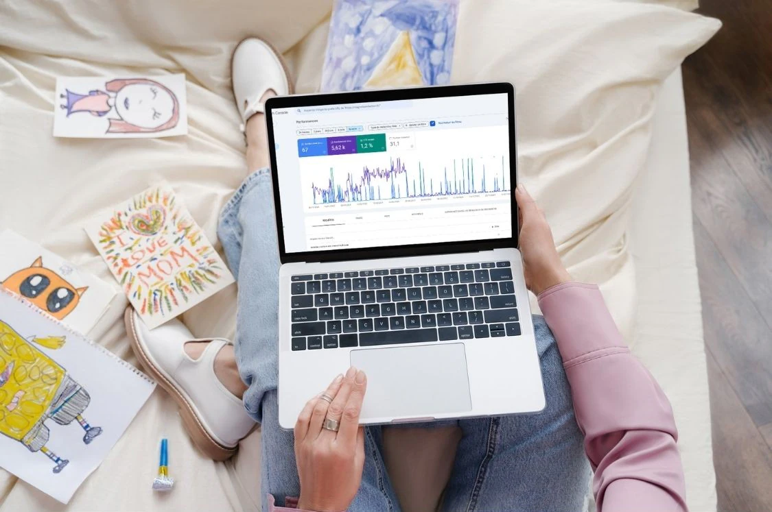 Femme qui analyse les résultats de son site internet sur son ordinateur portable.